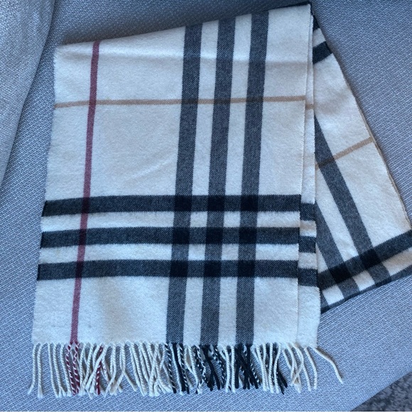 Cashmere Burberry Scarf - Picture 3 of 4